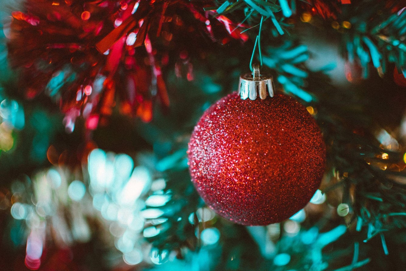 Why Prelit Artificial Christmas Trees Brighten Holidays